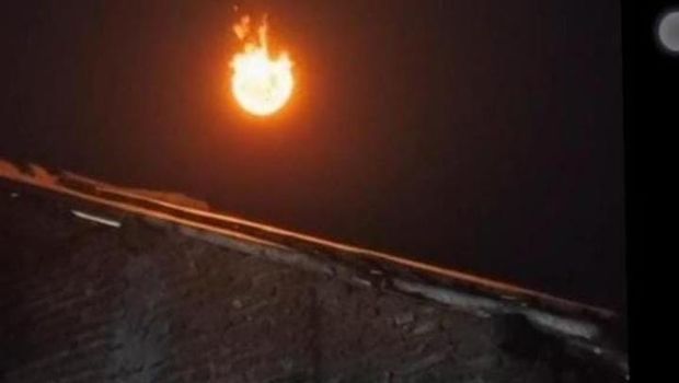 Penampakan benda jatuh yang dinarasikan bola api di Cirebon. Penampakan benda jatuh yang dinarasikan bola api di Cirebon.