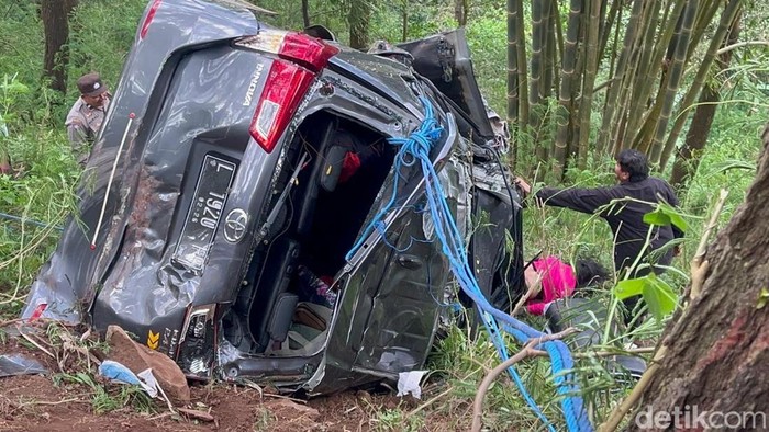 Penampakan Innova Terjun ke Jurang 25 Meter di Pacet Mojokerto
