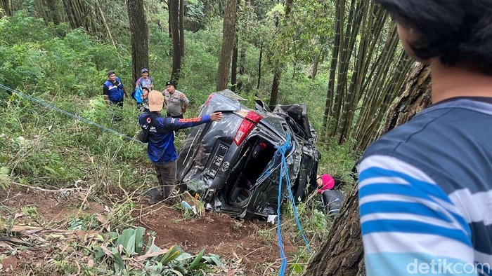 Penampakan Innova Terjun ke Jurang 25 Meter di Pacet Mojokerto