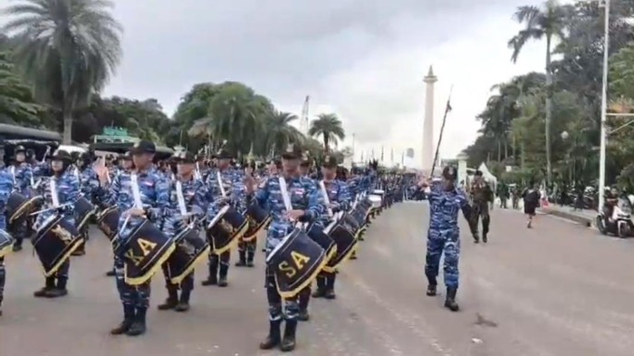 Penampilan drumband SMAN 3 Taruna Angkasa Jatim di HUT TNI 2025.