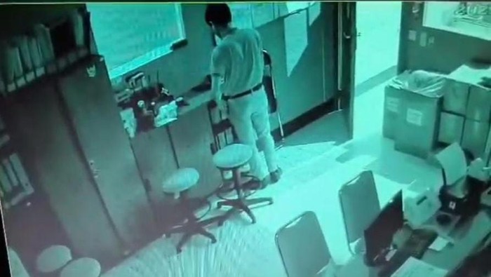 Rekaman CCTV saat karyawan center point di Mall Olympic Garden (MOG) Kota Malang berinisial AM mencuria telepon seluler