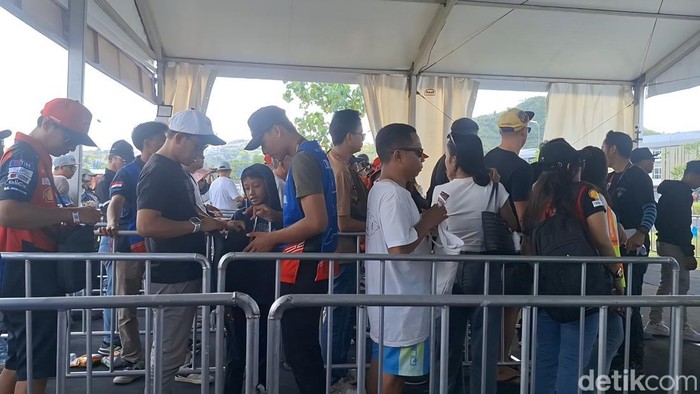 Penonton mulai berdatangan menjelang final race MotoGP di Sirkuit Mandalika, Lombok Tengah, NTB, Minggu (5/10/2025). (Foto: Nathea Citra/detikBali)