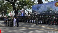 Upacara HUT TNI tersebut dipimpin oleh Kasdam I/BB Brigjen TNI Deki Santoso Pattinaya. Sebab, Pangdam I/BB dan pimpinan TNI AL maupun AU mengikuti upacara HUT TNI ke-80 di Monumen Nasional (Monas), Jakarta. (Dok. Finta/detikSumut)