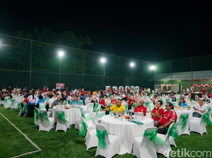 Pernikahan tema Kick-Off Wedding, tamu undangan wajib pakai jersey bola.