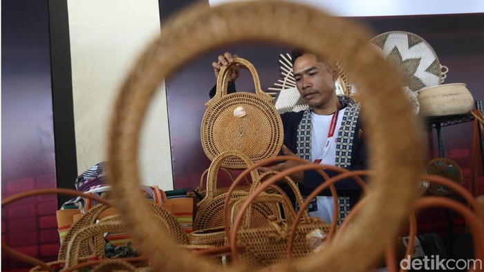 PT Pertamina (Persero) menampilkan 20 UMKM binaan asal Lombok dalam gelaran Pertamina Grand Prix of Indonesia 2025 di Sirkuit Internasional Pertamina Mandalika, Lombok Tengah, Nusa Tenggara Barat (NTB), Minggu (5/10/2025).