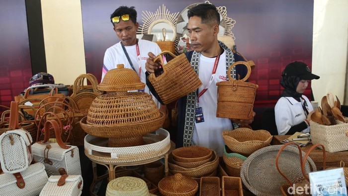PT Pertamina (Persero) menampilkan 20 UMKM binaan asal Lombok dalam gelaran Pertamina Grand Prix of Indonesia 2025 di Sirkuit Internasional Pertamina Mandalika, Lombok Tengah, Nusa Tenggara Barat (NTB), Minggu (5/10/2025).