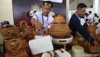Para pengunjung tampak antusias membeli produk-produk lokal sebagai suvenir sekaligus menikmati cita rasa kuliner khas daerah.