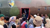 Meski berdesak-desakan, warga tetap senang karena pengalaman seperti ini jarang terjadi.