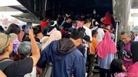 Tak hanya melihat pesawat dari dekat, mereka juga bisa masuk ke dalam pesawat.