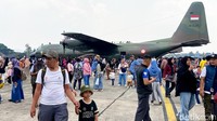 Bisa melihat pesawat dari dekat merupakan momen langka bagi warga.