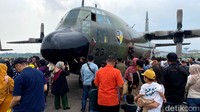 Pesawat Hercules menjadi buruan warga yang datang.