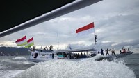 Kapal-kapal nelayan dihiasi bendera warna-warni dan diikuti oleh warga yang antusias, menambah kemeriahan tradisi yang telah berlangsung turun-temurun ini. ANTARA FOTO/Akbar Tado