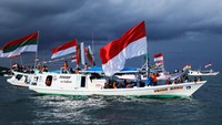 Kegiatan pesta nelayan rutin digelar setiap tahun sebagai wujud rasa syukur kepada Sang Pencipta atas limpahan hasil laut, sekaligus mempererat tali silaturahmi antarnelayan di daerah tersebut. Masyarakat tampak bergembira, saling menyapa dan menikmati momen kebersamaan di tengah gelombang laut. ANTARA FOTO/Akbar Tado