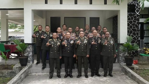 Polda Riau dan jajaran polres memberikan kejutan di HUT ke-80 TNI, Minggu (5/10/2025).