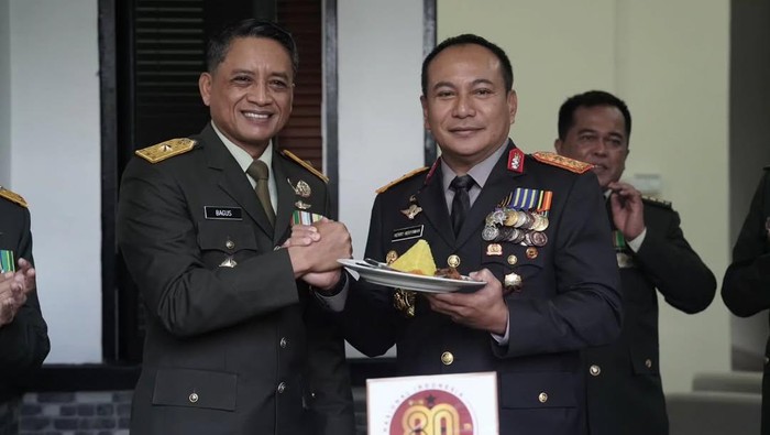 Polda Riau dan jajaran polres memberikan kejutan di HUT ke-80 TNI, Minggu (5/10/2025).