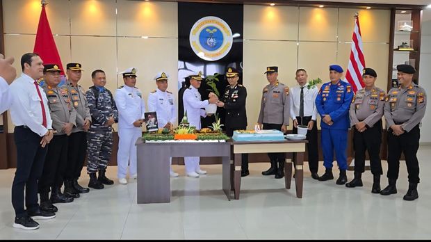 Polda Riau dan jajaran polres memberikan kejutan di HUT ke-80 TNI, Minggu (5/10/2025).
