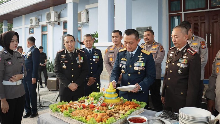 Polda Riau dan Polresta Pekanbaru memberi kejutan HUT ke-80 TNI di Lanud Roesmin Nurjadin, Minggu (5/10/2025).