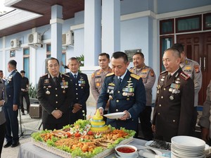 Polda Riau dan Polresta Pekanbaru Beri Kejutan HUT Ke-80 TNI di Lanud RSN