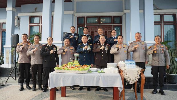 Polda Riau dan Polresta Pekanbaru memberi kejutan HUT ke-80 TNI di Lanud Roesmin Nurjadin, Minggu (5/10/2025).