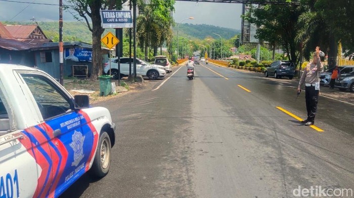 Polisi melakukan olah TKP di lokasi kecelakaan di Parepare.