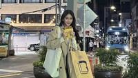 Tak hanya itu, selebgram muda ini juga sempat menikmati jajanan kaki lima khas Korea. Leya tampaknya menikmati adonan waffle panggang dengan bungkus warna kuning. Foto: Instagram @harleyavaprincy / @leyyyleeyyy