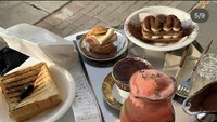 Pemain serial web ‘Pernikahan Dini’ ini juga sempat datang ke kafe hits di Jakarta. Di Scarlett’s Cafe, Leya tampak memesan tiramisu, toast, hingga minuman segar berwarna pink kemerahan. Foto: Instagram @harleyavaprincy / @leyyyleeyyy