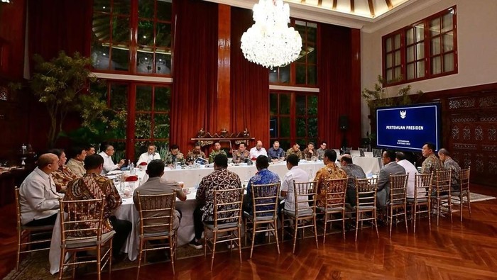 Presiden Prabowo memimpin rapat bersama menteri-menteri di kediaman Kertanegara. (Instagram/Sekretariat Kabinet)