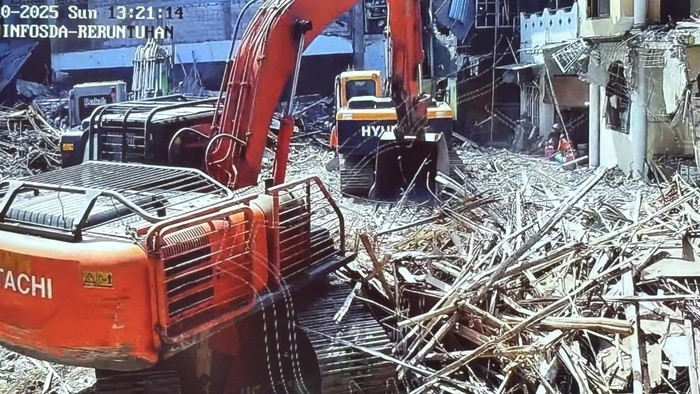 Proses evakuasi korban bangunan ambruk Ponpes Sidoarjo.