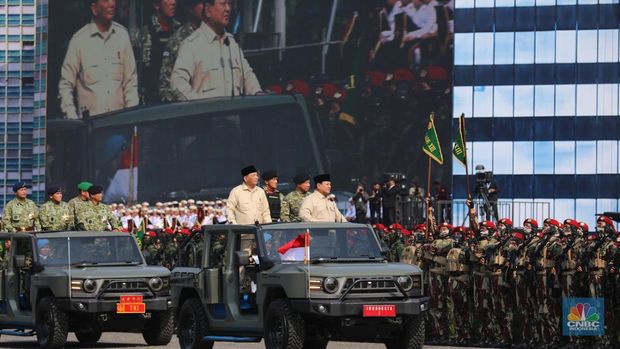 Rangkaian upacara Hari Ulang Tahun (HUT) ke-80 TNI yang berlangsung di kawasan Monas, Jakarta Pusat, Minggu (5/10/2025) selesai. Sejumlah pesawat tempur dari&nbsp;TNI AU&nbsp;langsung beratraksi dan bermanuver di langit Monas.&nbsp;(CNBC Indonesia/Faisal Rahman)