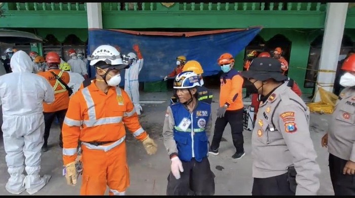 Relawan memaksa masuk area ponpes untuk bantu evakuasi korban