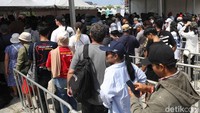 Suasana semakin ramai di area pintu masuk menuju tribun Premium Grandstand A, B, dan C.