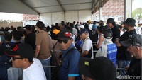 Sejak pagi, ribuan penonton mulai berdatangan untuk menyaksikan race utama MotoGP yang menjadi puncak rangkaian balapan akhir pekan ini.