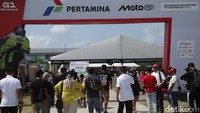 Cuaca cerah dan panorama indah Mandalika menambah semarak suasana menjelang dimulainya race utama.