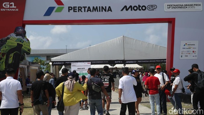 Antusiasme tinggi mewarnai Sirkuit Pertamina Mandalika, Nusa Tenggara Barat, Minggu (5/10/2025). Sejak pagi, ribuan penonton mulai berdatangan untuk menyaksikan race utama MotoGP yang menjadi puncak rangkaian balapan akhir pekan ini.