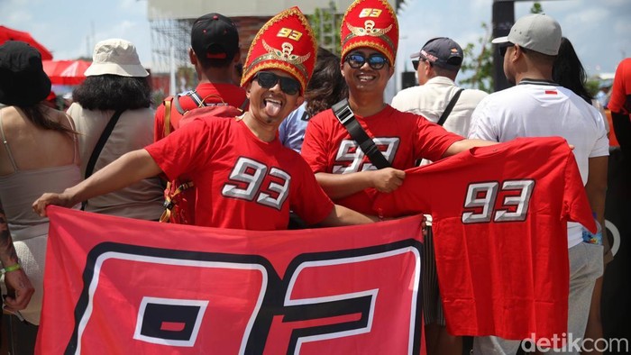 Antusiasme tinggi mewarnai Sirkuit Pertamina Mandalika, Nusa Tenggara Barat, Minggu (5/10/2025). Sejak pagi, ribuan penonton mulai berdatangan untuk menyaksikan race utama MotoGP yang menjadi puncak rangkaian balapan akhir pekan ini.