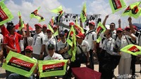 Sorak-sorai dukungan terdengar di antara kerumunan, terutama dari para pendukung Francesco “Pecco” Bagnaia dan tim Pertamina Enduro VR46 Racing Team yang datang secara berkelompok untuk memberikan semangat.