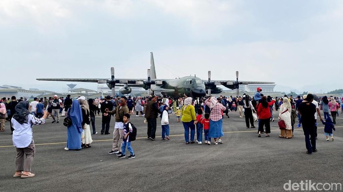 Ribuan warga Bandung nikmati pengalaman naik pesawat milik TNI