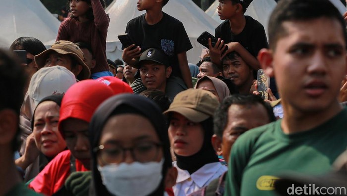 Ribuan Warga Padati Monas, Antusias Rayakan HUT ke-80 TNI Ribuan warga memadati kawasan Silang Monas, Jakarta, Minggu (5/10/2025), untuk menyaksikan secara langsung peringatan Hari Ulang Tahun ke-80 Tentara Nasional Indonesia (TNI). Sejak pagi, area Monas sudah dipenuhi masyarakat dari berbagai daerah yang datang membawa bendera Merah Putih dan mengenakan atribut bernuansa nasional.
