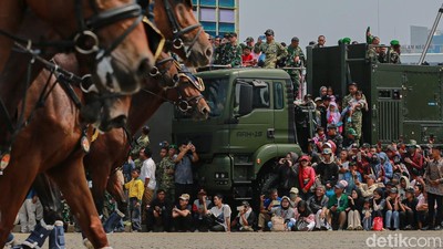 Ribuan Warga Padati Monas, Antusias Rayakan HUT ke-80 TNI
