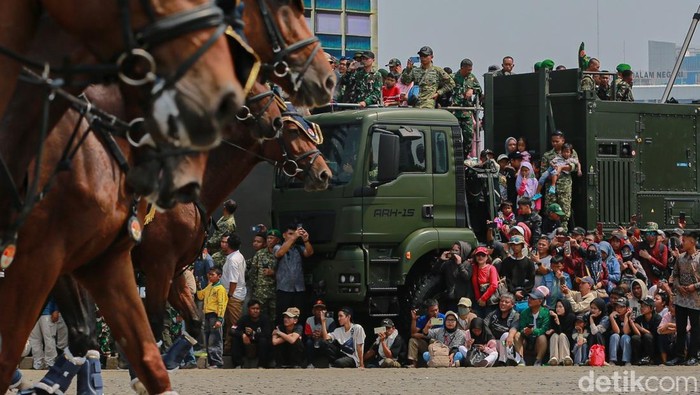 Ribuan warga memadati kawasan Silang Monas, Jakarta, Minggu (5/10/2025), untuk menyaksikan secara langsung peringatan Hari Ulang Tahun ke-80 Tentara Nasional Indonesia (TNI). Sejak pagi, area Monas sudah dipenuhi masyarakat dari berbagai daerah yang datang membawa bendera Merah Putih dan mengenakan atribut bernuansa nasional.