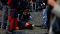 Ribuan demonstran yang turun ke jalan untuk menyuarakan solidaritas terhadap warga Palestina terlibat bentrokan dengan aparat keamanan di pusat kota. REUTERS/Yara Nardi