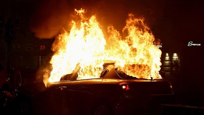 Roma Memanas, Protes Nasional untuk Gaza Diwarnai Aksi Bakar Kendaraan dan Gas Air Mata Aksi protes nasional untuk Gaza di Roma, Italia, berujung ricuh pada Sabtu (4/10/2025). Ribuan demonstran yang turun ke jalan untuk menyuarakan solidaritas terhadap warga Palestina terlibat bentrokan dengan aparat keamanan di pusat kota. REUTERS/Yara Nardi