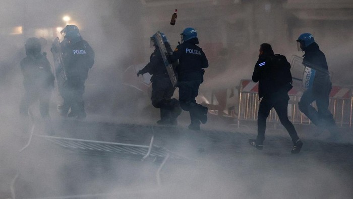 Roma Memanas, Protes Nasional untuk Gaza Diwarnai Aksi Bakar Kendaraan dan Gas Air Mata Aksi protes nasional untuk Gaza di Roma, Italia, berujung ricuh pada Sabtu (4/10/2025). Ribuan demonstran yang turun ke jalan untuk menyuarakan solidaritas terhadap warga Palestina terlibat bentrokan dengan aparat keamanan di pusat kota. REUTERS/Yara Nardi