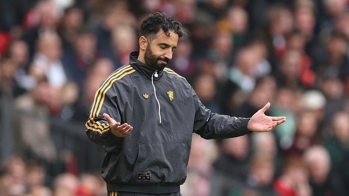MANCHESTER, ENGLAND - OCTOBER 04: Ruben Amorim, Manager of Manchester United, gestures during the Premier League match between Manchester United and Sunderland at Old Trafford on October 04, 2025 in Manchester, England. (Photo by Carl Recine/Getty Images)