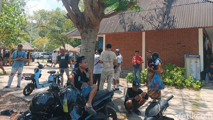 Sejumlah calo tiket bersiap menawarkan tiket kepada pengunjung Bazaar Mandalika di Sirkuit Mandalika, Lombok Tengah, Minggu (5/10/2025). (Foto: Edi Suryansyah/detikBali)
