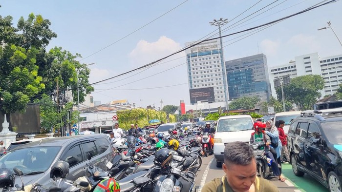 Sejumlah titik arah Monas macet parah siang ini