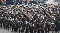 Anggota  Barisan Serba Guna NU (Banser) melakukan defile  pada perayaan HUT TNI ke-80, di Lapangan Monas, Jakarta.