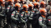 Anggota Badan Penanggulangan Bencana Daerah (BNPB) melakukan defile  pada perayaan HUT TNI ke-80, di Lapangan Monas, Jakarta.
