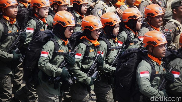 Semangat Pasukan Nonmiliter Saat Defile di HUT TNI ke-80 Pasukan nonmiliter yang menjadi bagian dari sistem pertahanan keamanan rakyat semesta (Sishankamrata) ikut melakukan defile di depan Inspektur Upacara, Presiden Prabowo Subianto pada perayaan HUT TNI ke-80, di Lapangan Monas, Jakarta, Minggu (5/10/2025).