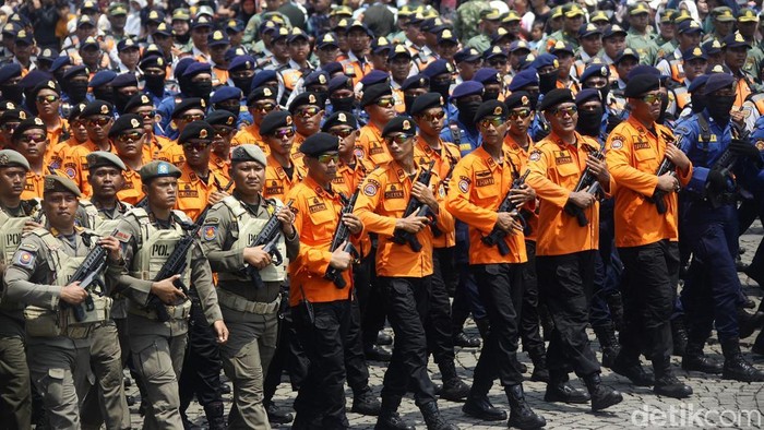 Pasukan nonmiliter yang menjadi bagian dari sistem pertahanan keamanan rakyat semesta (Sishankamrata) ikut melakukan defile di depan Inspektur Upacara, Presiden Prabowo Subianto pada perayaan HUT TNI ke-80, di Lapangan Monas, Jakarta, Minggu (5/10/2025).